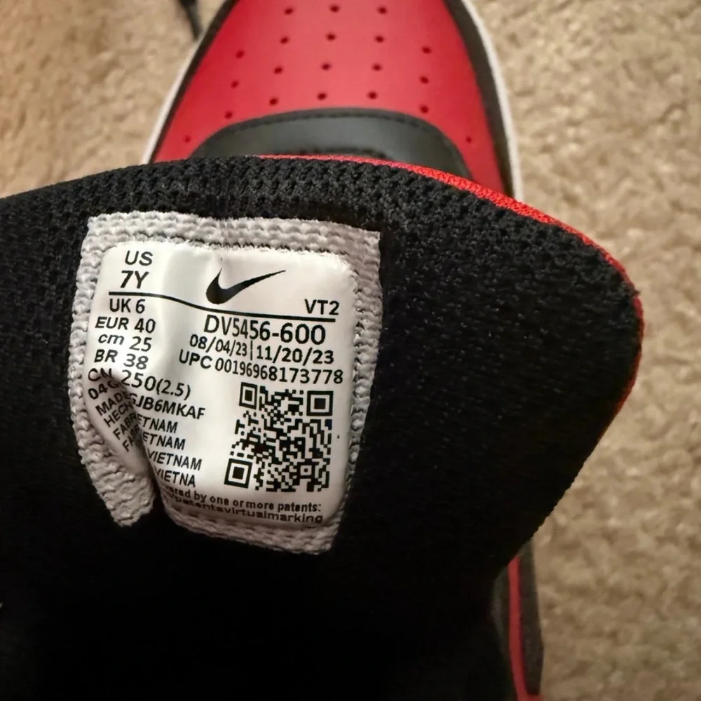 Nike Red and Black Sneakers Iconic Design - Picture 5 of 5